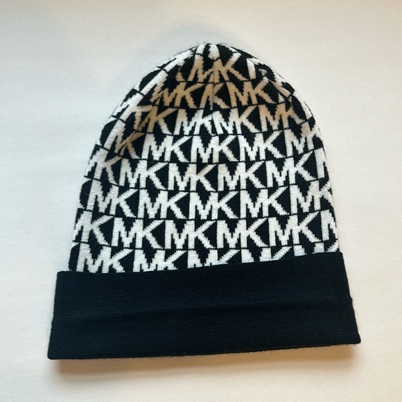 Michael Kors Signature Beanie Hat - Picture 1 of 4